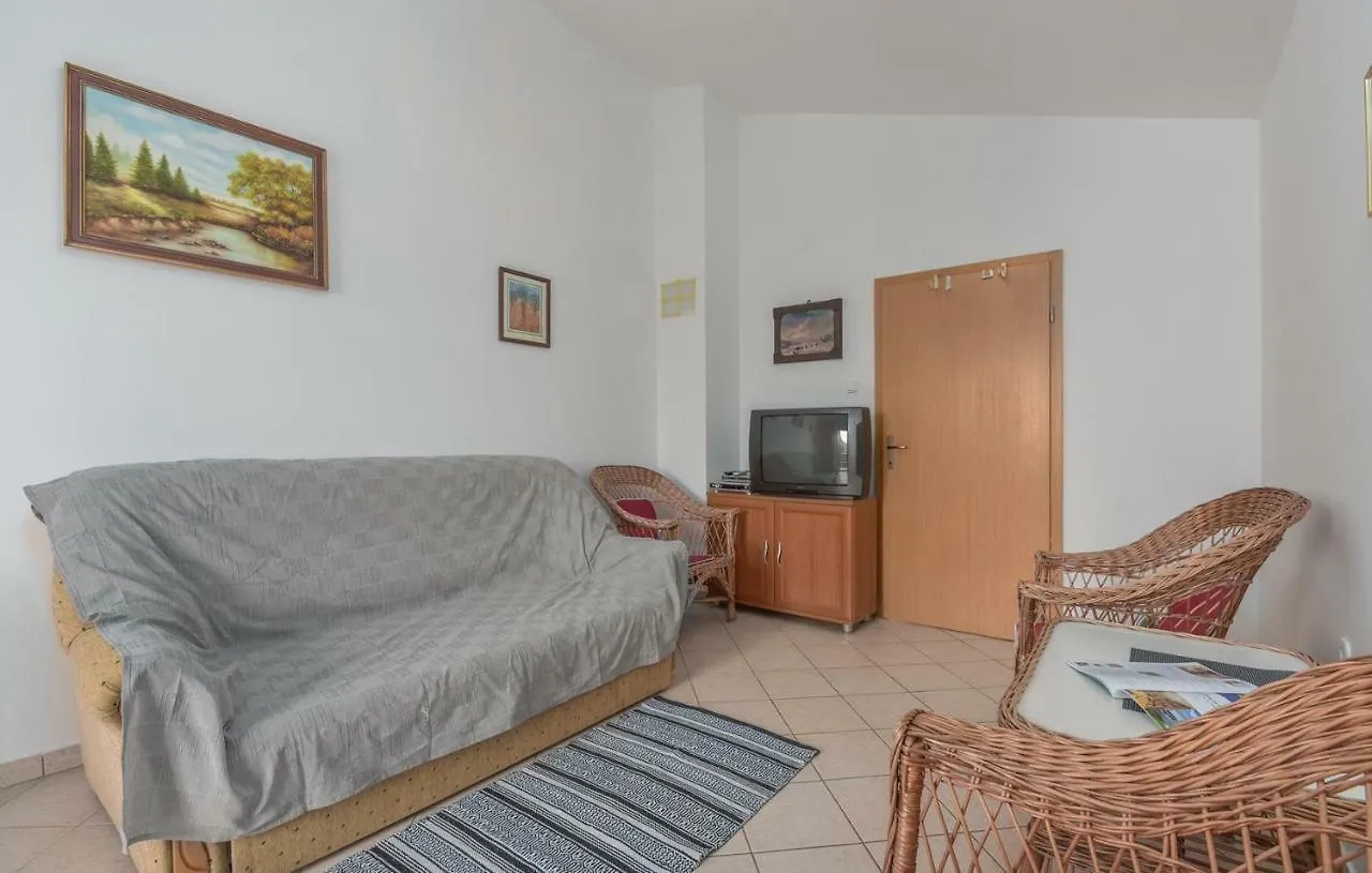 Apartment Kristijan with Balcony Funtana 0*,